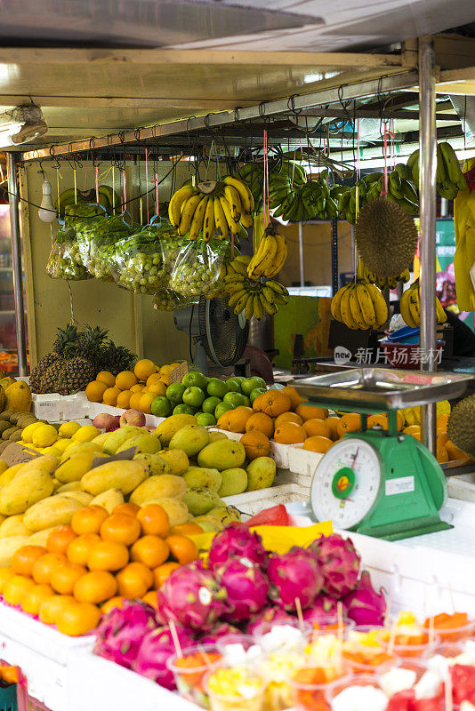 吉隆坡当地的Jalan Alor大街上的马来西亚水果和蔬菜小摊